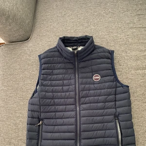 Colmar väst - Colmar väst  Cond 8/10 Använd i 2 månader Nypris 1300kr Storlek: Small 