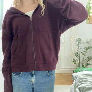 Vinröd zipup tröja - Jättesnygg zipup tröja! Tyvärr för stor för mig och därför använd endast ett fåtal gånger :( Den är sjukt mjuk och supersnygg🧡Står storlek S men skulle säga M☺️