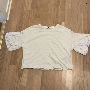 Gullig tröja - Säljer denna super söta blus ifrån Cubus då den inte kom till användning. Den har fina detaljer på både ärmar och vid tröjans slut.