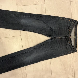 Lågmidjade jeans - Snygga lågmidjade jeans. Min mammas gamla som hon köpte i Paris när hon va liten. Är för små för mig så får ingen användning av dom tyvärr.