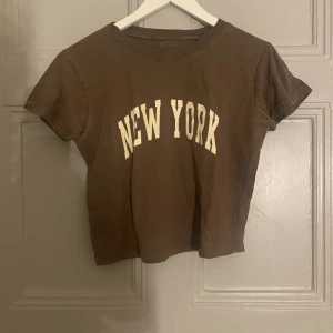 Brandy melville baby tee - En supergullig ”baby tee” från brandy melville. Nästan aldrig använd och ser ut som ny! Tröjan säljs inte längre på hemsidan! Frakt 30kr+ men kan mötas upp!💕💕