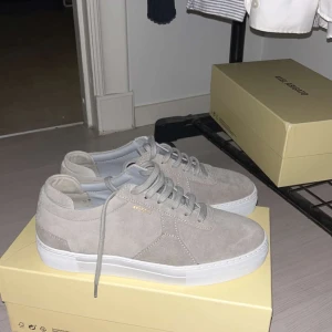 Axel arigato skor - Säljer nu mina Axel arigato skor som aldrig är använda, riktigt stilrena skor som passar till allt!