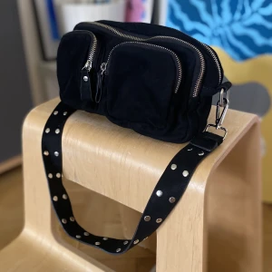 Svart Handväska med 4 fack - En söt liten handväska från Gina Tricot med två mindre fack framtill, samt två större.   Väl använd men i väldigt bra skick!  (Orginalpris 349kr)