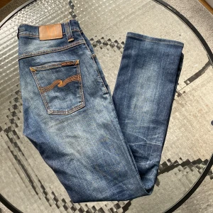 Nudie Grim tim! - Tja! Säljer feta nudie jeans i i utmärkt skick, riktigt fet wash! Modell: grim tim. Tveka inte på att höra av er om ni undrar över något! (Ljuset gör att färgen ser annorlunda ut, bara att höra av er för fler bilder)