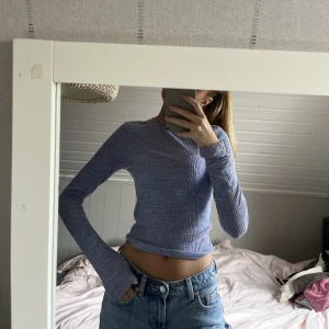 Lila tröja  - Tajt lila tröja från bikbok, skönt material. Storlek xs