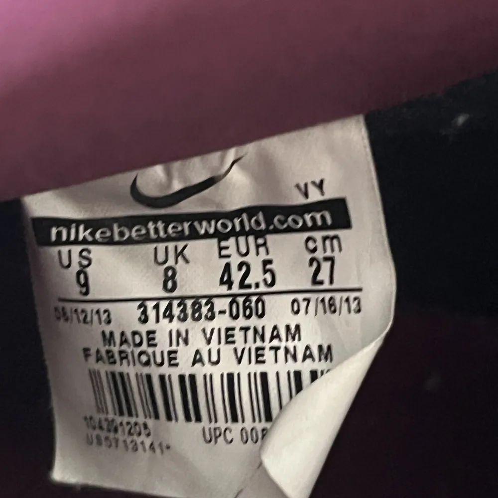 Nike SB Dunk Mid!! Säljer ett par riktigt snygga Nike SB Dunk Mid  Black Ostrich Cherrywood  skorna är i fint skick och har inga tydliga defekter.  Har tyvär inte kvar original lådan! Köparen står för frakt!. Skor.