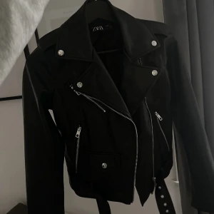 Zara skinnjacka - Knappt använd, stl XS. Säljes då den inte kommer till användning längre💞