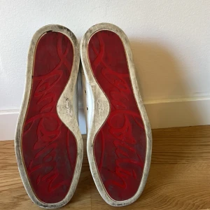 Loubs - Säljer nu mina loubs skicket är 8.10 dom är storlek 40,5 men passar mer 41,5. Bara skorna ingår men kvitto finns. Skriv vid frågor och funderingar