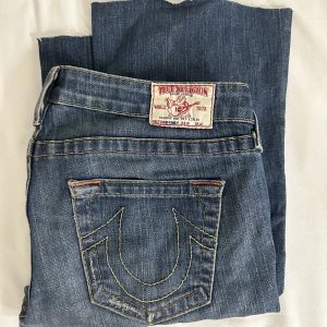 True Religion jeans - True religion jeans i bra kvalitet. Jag har själv klippt i dom längst ner vid anklarna för att de ska passa min längd, jag är 165 cm. 