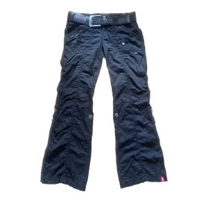 Cargobyxor svarta - Storlek 34 Midja 41-36 cm med bälte (den går att ta bort)   Längd 92 cm  