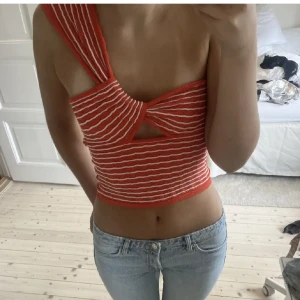 Topp - Säljer denna super snygga typ ifrån shein. Säljer den blå gula, första bilden är endast referens bild. Säljer för 100kr