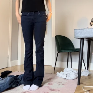 Snygga Levis jeans - Snygga levis jeans som passat bra på mig som är typ 170. 