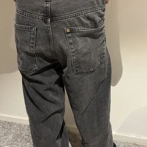 Over sized jeans. - Jeans från HM, super sköna men passa inte mig perfekt, men rekommenderars. Funkar snyggt på både tjejer och killar!😍😽🤩 Storlek :42  Säljer för : 169kr