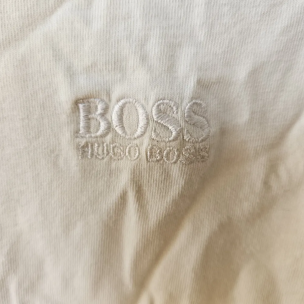 Vit Hugo Boss t-shirt i storlek S. Skick 6/10. Nypris 399kr. T-shirts.
