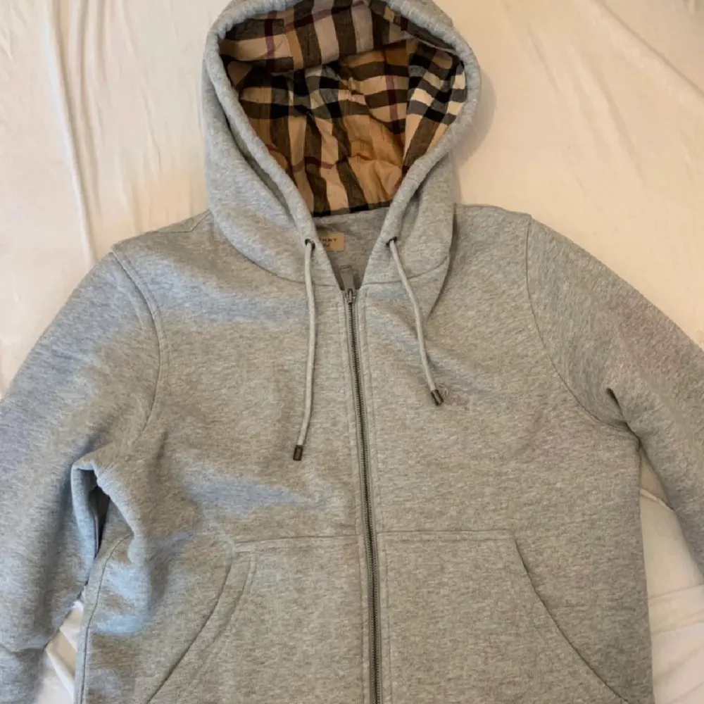 Grå burberry hoodie i bra skick, pris kan diskuteras.. Hoodies.