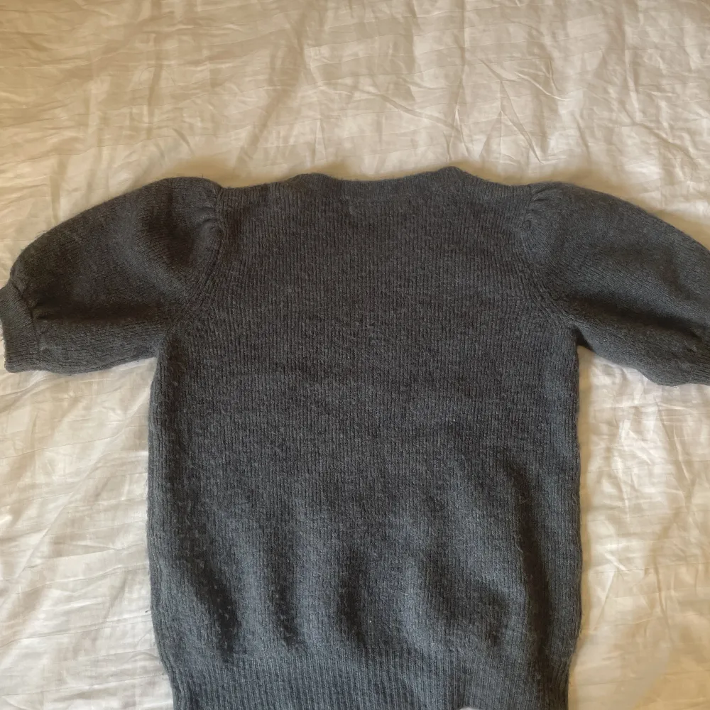 Säljer denna tröja från veromoda i storlek s nyskick. Kostar nyköpt 199kr. Stickat.