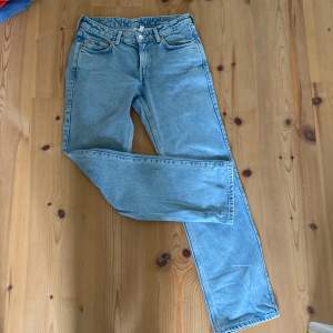 Säljer mina weekdayjeans i modellen low arrow i stl L27W32 . Säljer pga att de inte passar mig längre❤️Skriv privat för frågor❤️