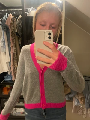 From future kofta - Säljer denna kofta från from future som jag köpte i vintras. Den är endast använd ett fåtal gånger och därmed i ett mycket bra skick. Köptes för ungefär 2500 kr säljer för 600. ❤️