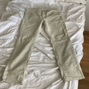 Säljer ett par vintage Levis 511. Dem är i färgen vit/beige. Dem är lite unika då de har en vit Levis tag då de flesta har en röd. 