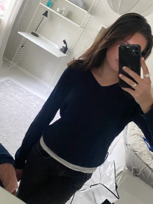 Stickad tröja  - Marin blå kabel stickad tröja i fint skick😻