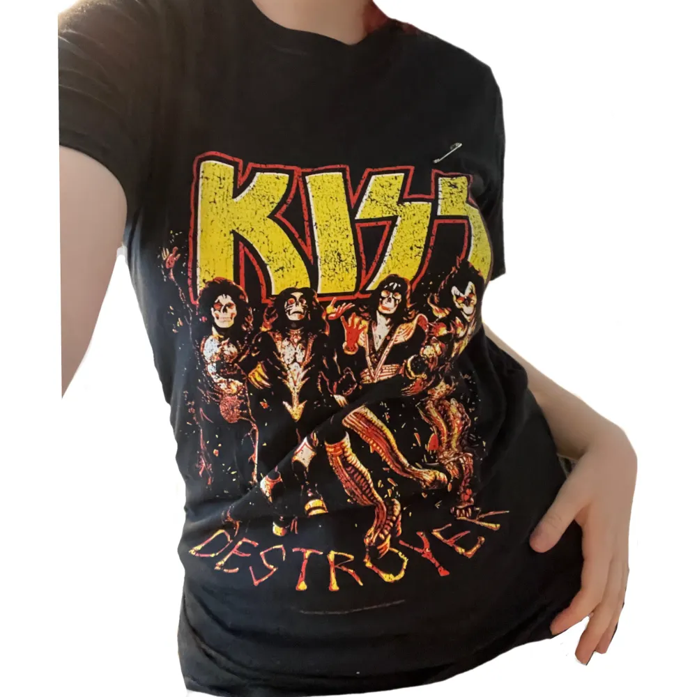KISS tröja med ”Destroyer” albumet! Sitter en säkerhetsnål på tröjan som fanns när jag köpte den🫶. T-shirts.