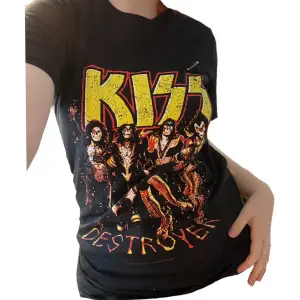 KISS tröja med ”Destroyer” albumet! Sitter en säkerhetsnål på tröjan som fanns när jag köpte den🫶