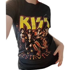 KISS tröja - KISS tröja med ”Destroyer” albumet! Sitter en säkerhetsnål på tröjan som fanns när jag köpte den🫶