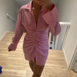 Klänning - Rosa klänning från zara. Superfin passform och modell men säljer då jag inte får användning av den. Jag är ca 165 och passar utmärkt💞
