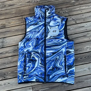 Blåvit väst ”we love horses” - En super ball sport väst, lite swish swosh mönster med ett ”we love horses” tryck på rygg och bröst! Fick den från en polare som var med i en reklam för HM, aldrig använd annars. Finns inte i butik längre ✌️