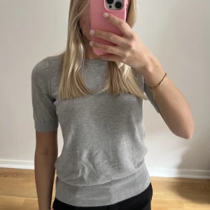 Finstickad tröja  - Finstickad tröja från Zara. Storlek S, men passar XS-M beroende på hur man vill att den ska sitta. Finns att hämta i Göteborg annars står köparen för frakt! 💕