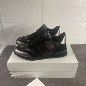 Valentinos  - Tjena! Säljer att par Valentino rockrunners size 40 passar 41-42 condition 8/10 endast lite några små flaws kommer med Valentino box (hjälper en vän)