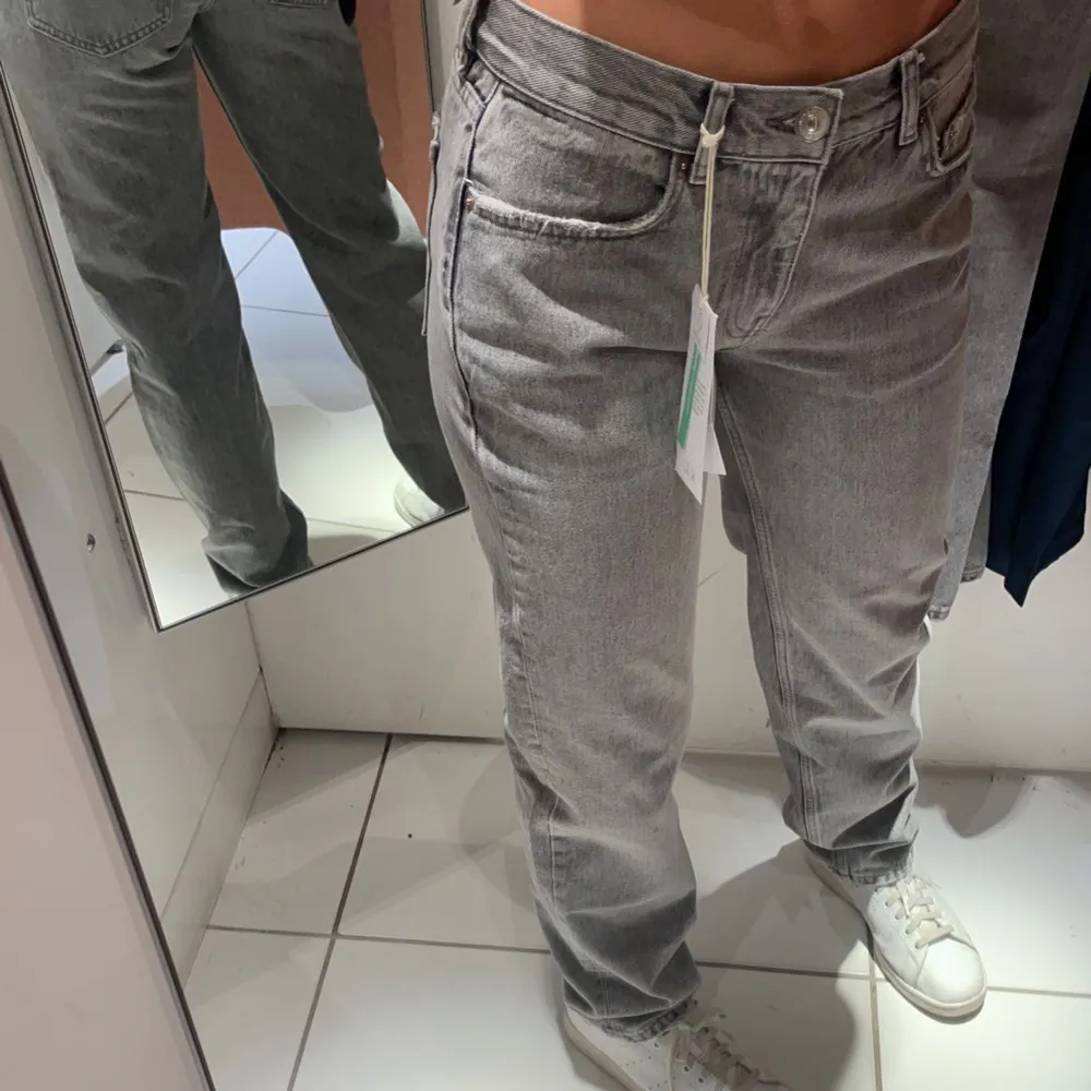 Gråa low waist jeans från Gina i storlek 36🤍❣️säljer för 320kr och sen köparen står för frakt . Jeans & Byxor.