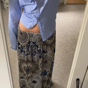 Mönstrad långkjol  - Jättefin mönstrad långkjol med smock💕 Passar för storlekarna XS, S och antagligen även M då tyget är stretchigt :) Köpt second hand och använd cirka 5 gånger, varan har därför inga defekter. Kontakta för frågor om mått och intresse!❣️