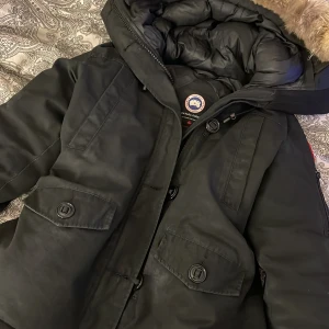 Canada goose montebello - Säljer nu min fina Canda Goose jacka! Den är i storlek M men passar både en S & M då man kan spänna in och ut den i midjan. Skulle kunna tänka mig byta emot en likadan jacka i storlek S
