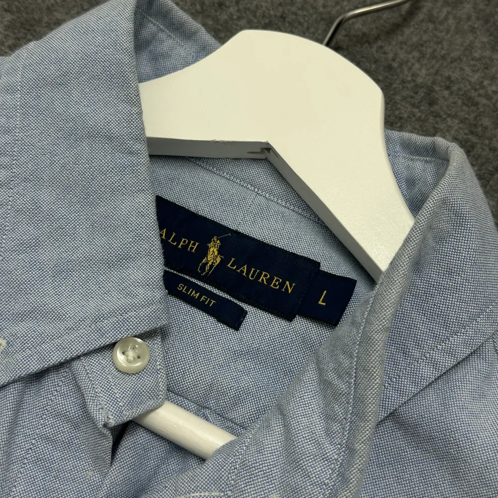 ljusblå skjorta från ralph lauren, super fint skick. . Skjortor.
