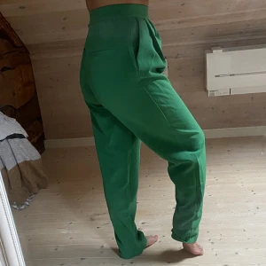 Gröna kostymbyxor  - Säljes pga för långa. 