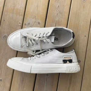 Converse x Karl Lagerfeld  - Snygga skor, bra skick på utsidan men rätt slitna inuti därav priset