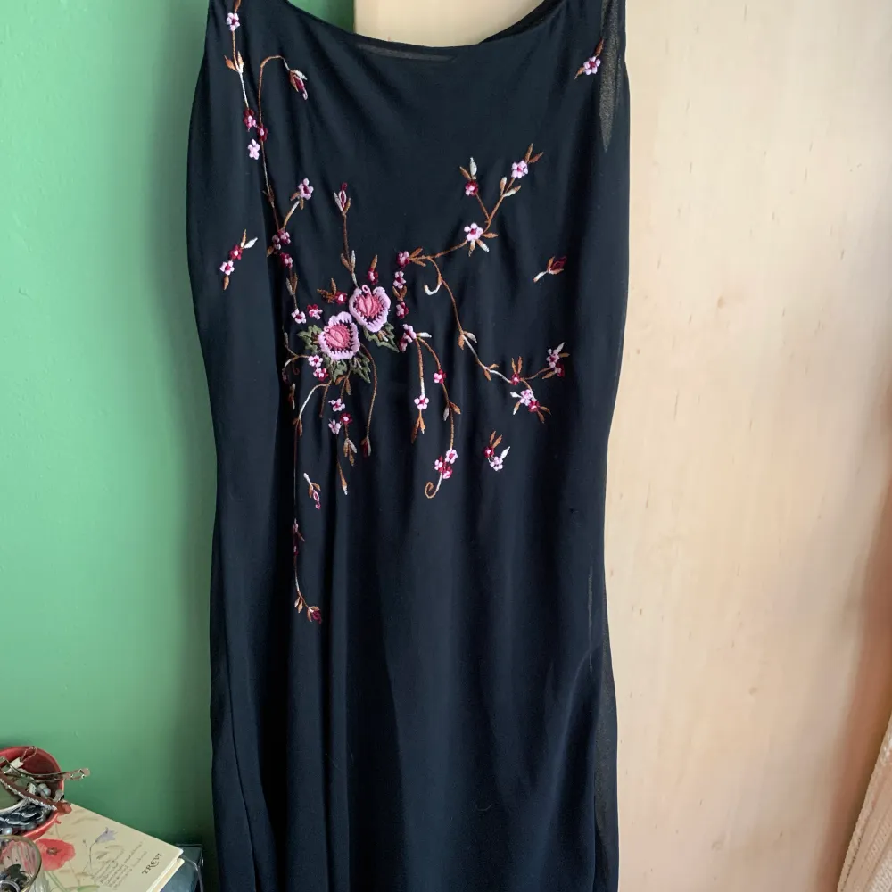 Säljer denna superfina svarta klänningen från hennes med broderade blommor på!  För mer info, mått eller bilder skriv privat 🫧. Klänningar.