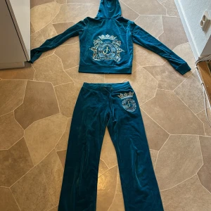 Juicy couture  - Nästan aldrig använda, väldigt fina och bekväma du får både toppen och botten för dehära priset. Y2k old couture