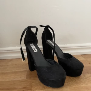 Klackskor - Klackskor i storlek 38. Säljer på grund av att de är för stora.🫶🏼