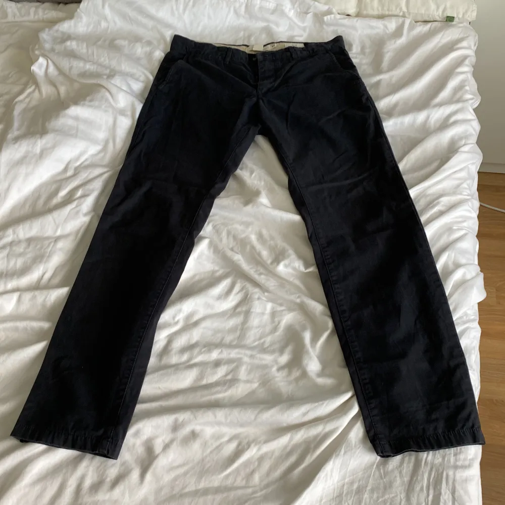 Säljer ett par mörkblå chinos från hm i färgen mörkblå med passformen slim fit.. Jeans & Byxor.