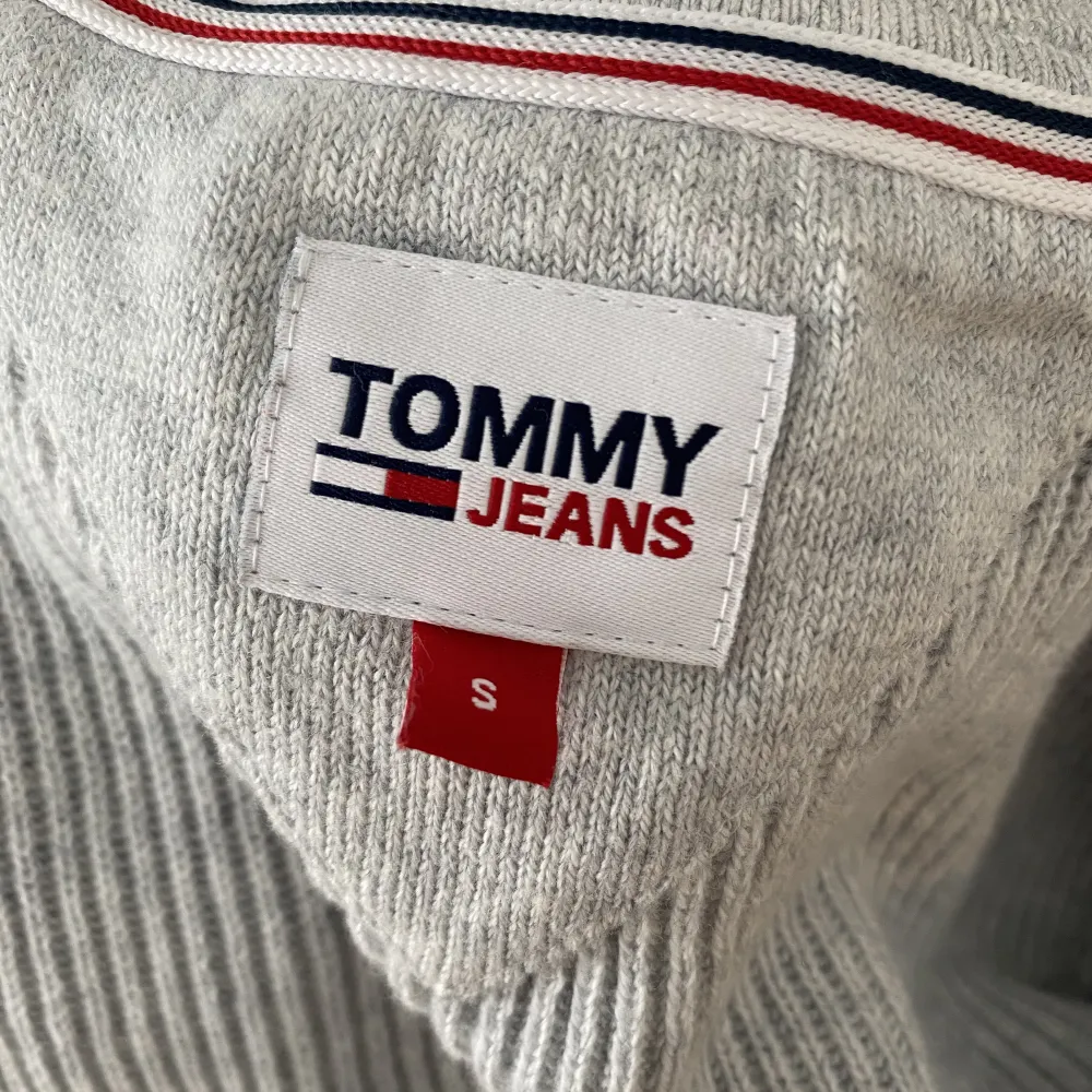 Fin grå Tommy Hilfiger polotröja. Aldrig använd. Perfekt till hösten/vintern. Köpt för 600kr. Storlek S. . Tröjor & Koftor.