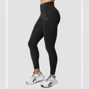 ICIW high waist tights  - Svarta High waist tights från ICIW. Fullängd med snörning i midjan som sitter på insidan av byxan så snörningen syns inte.  Använda 2ggr så dom är som nya  Nypris: 749kr