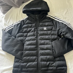 Adidas jacka dam - Fint skick. Storlek S. Köpare står för ev frakt 