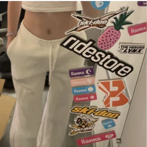 mjukis  - Säljer mina oanvända raka mjukisar från gina tricot då dom inte kommer till använding💕 Endast testade, lapp finns kvar. Säljer för ordinarie pris 299, då dom varit slutsålda i flera veckor!