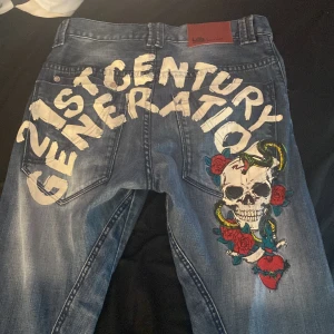 Y2k jeans - Jag säljer dessa för dom inte kommit till amvändning ofta. Snygga y2k jeans som går o styla enkelt. 