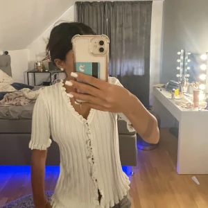 topp - super gullig topp🤍 passar mig som bär xs skriv för fler frågor  (knapparna går o öppna)