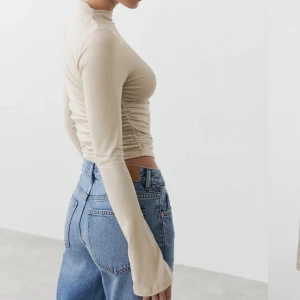 Jersey top - Super snygg topp från Ginatricot med slits i armen. Storlek s har lappen kvar på