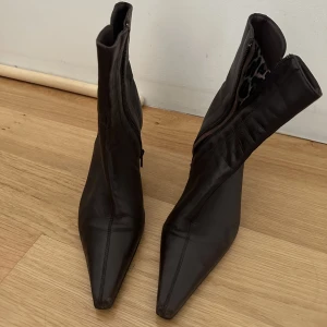 Stövletter - Stövletter i bra skick. Storlek 37. Brun/vinröda.