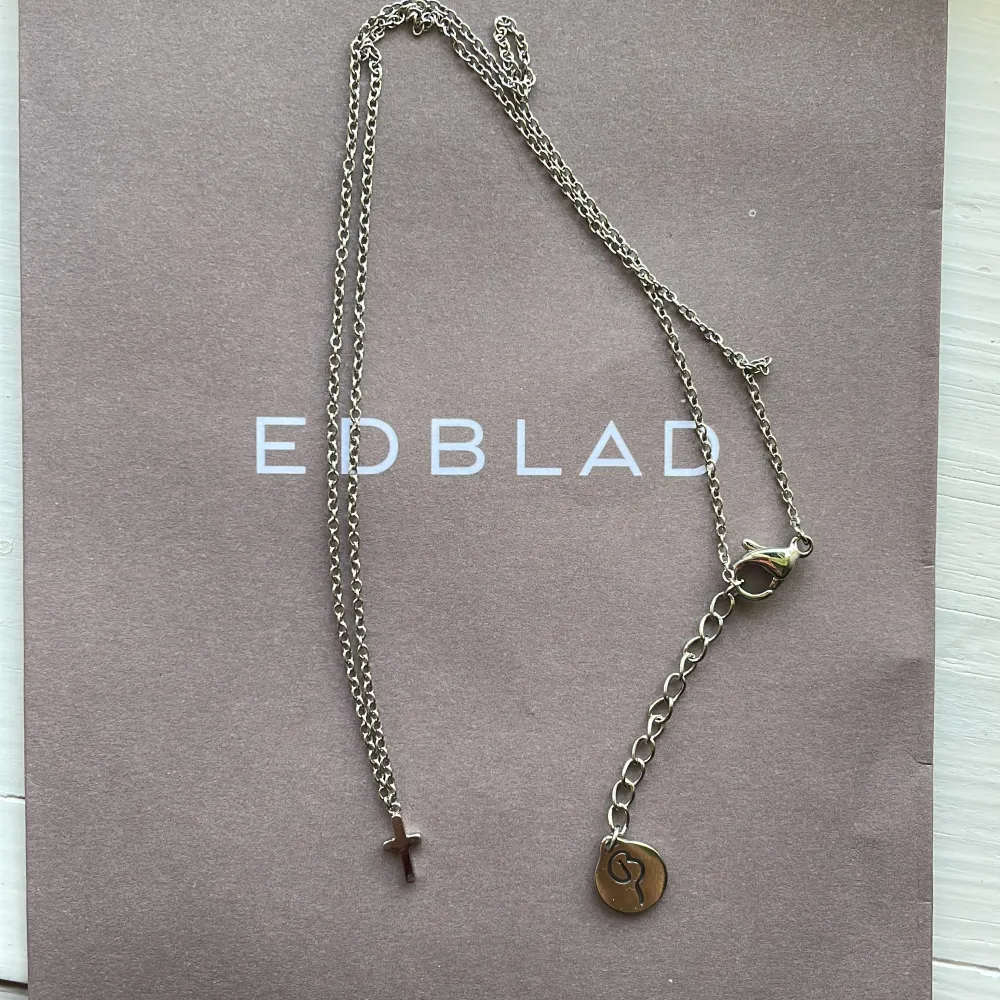 Halsband från Edblad med ett litet kors på! Jättegulligt och knappt använt. Säljer då jag bytt till guld☺️. Accessoarer.